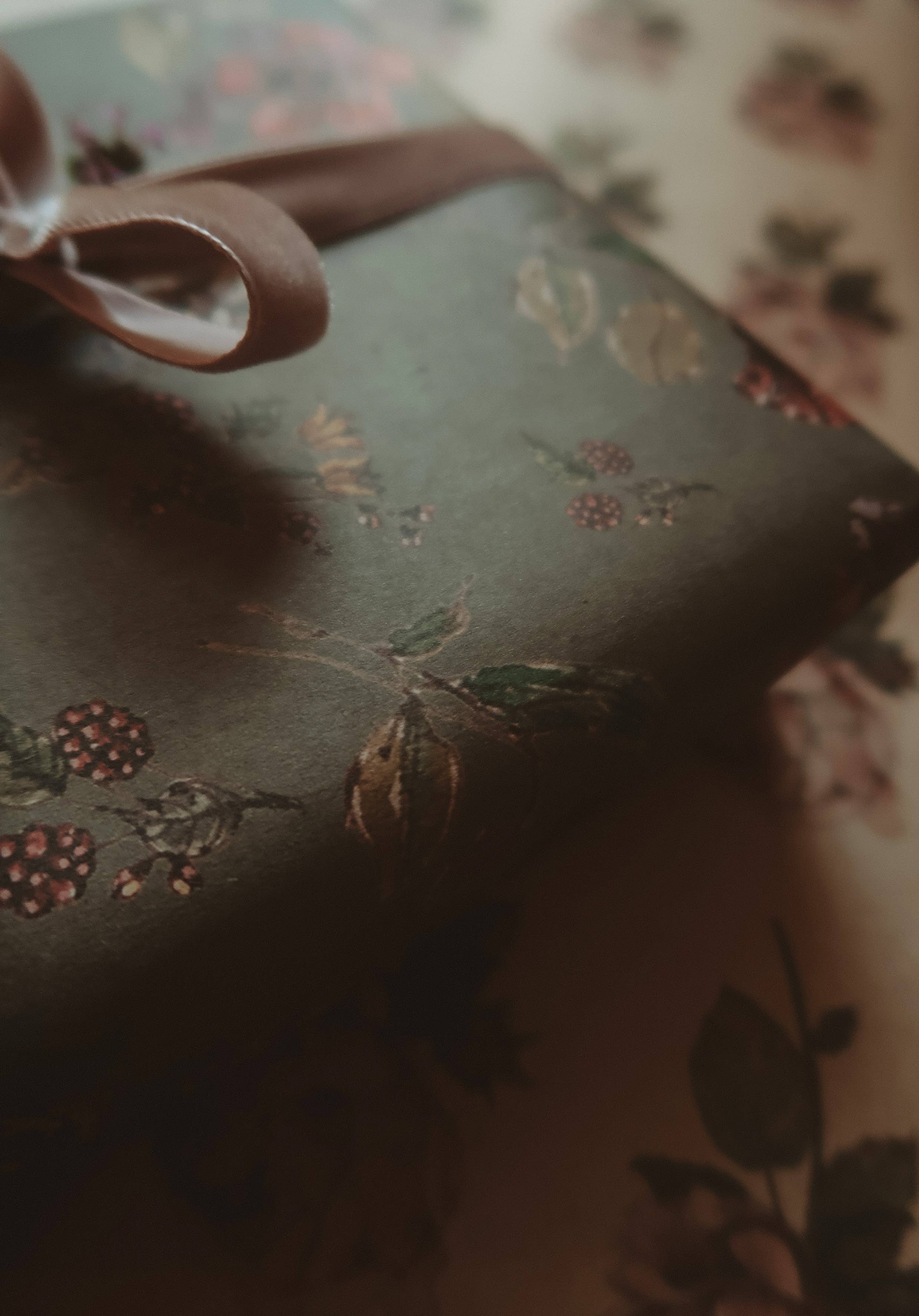 MyDesignPictures – wholesale Wrapping paper roll – Set Of 3 Pieces Flowers on dark gray kraft Wrapping Paper7