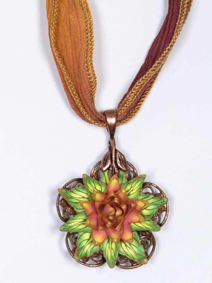 Ausgefallener Blumenanhänger Mittel - Dahlia Daze für den Großhandel von Petal Pushers by Janet Pitcher