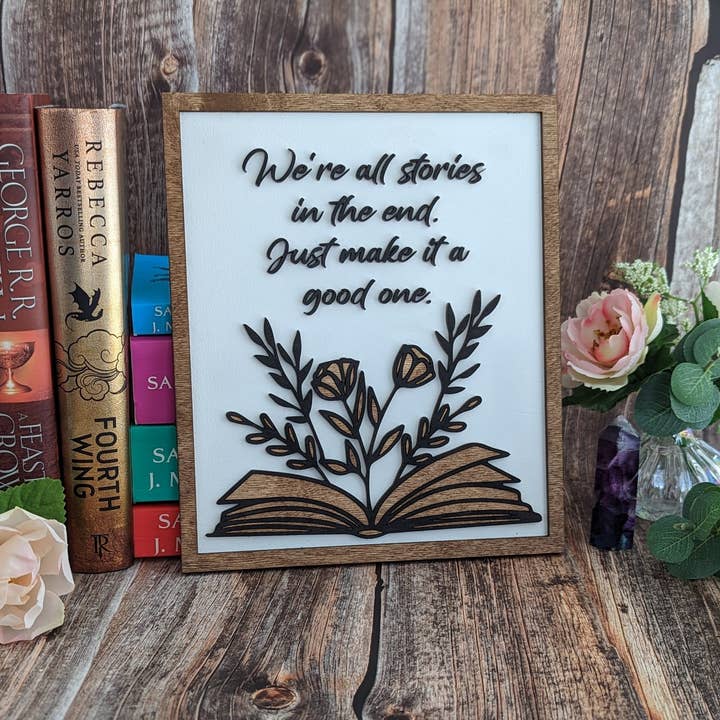 Al final, todos somos historias, solo haz que sea una buena | Letrero de estantería de madera para venta al por mayor de Quill & Cauldron