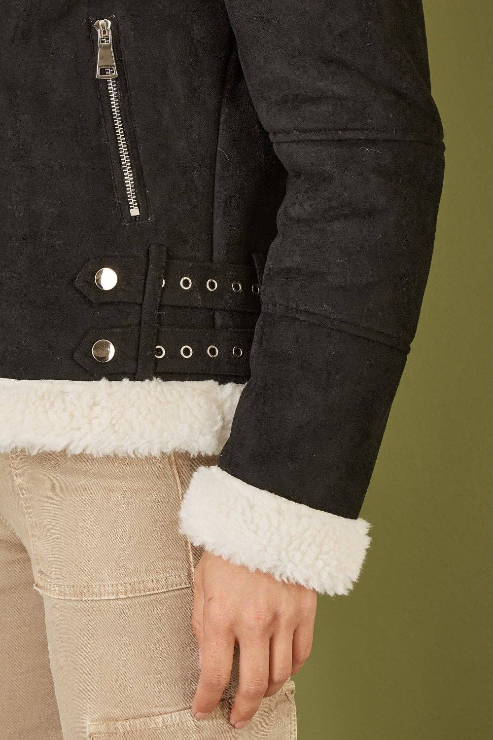 Svart Yumi svart bikerjacka i fuskmocka och fuskpäls för wholesale på Faire2