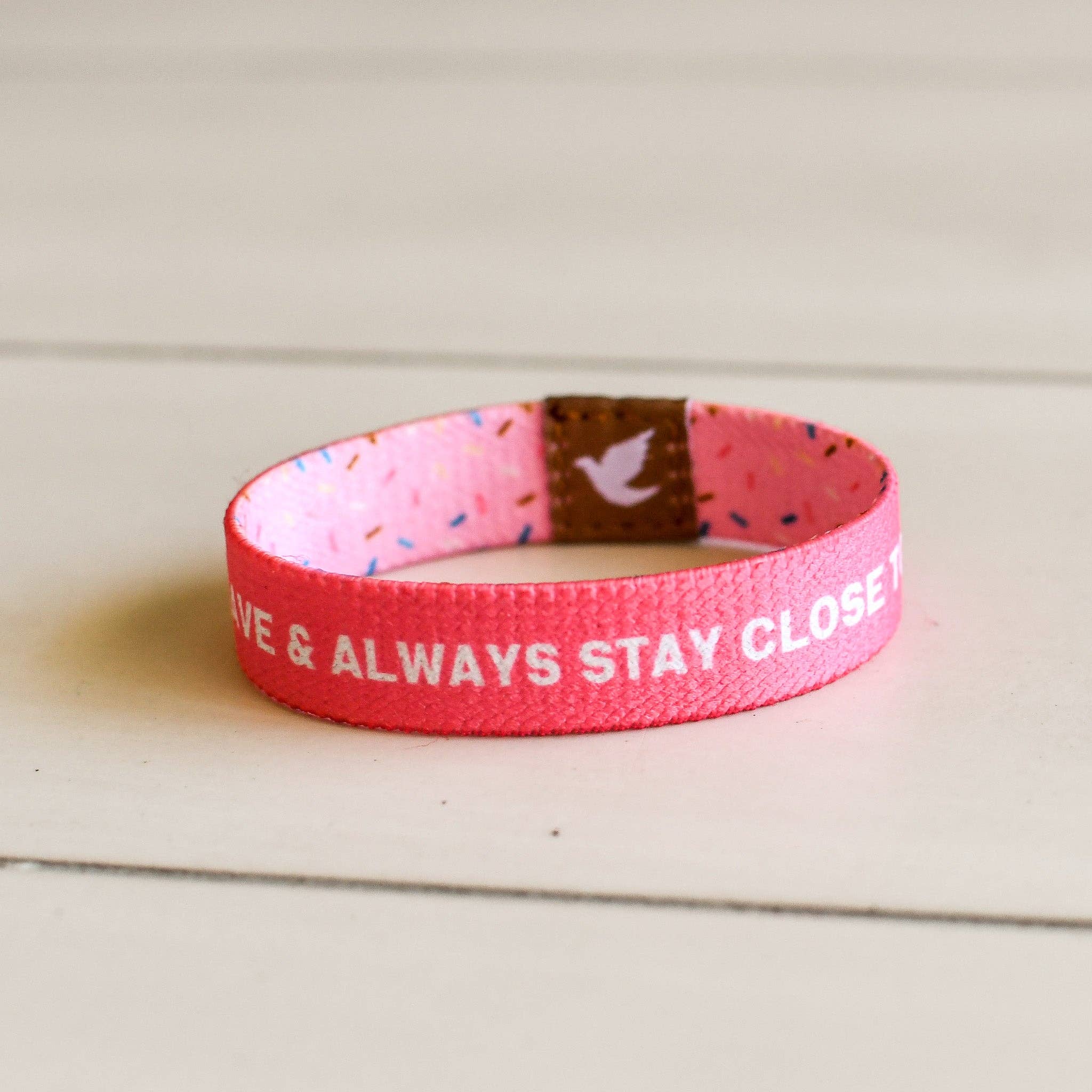 Pink Salt Riot - Vente Bracelet tissé/tressé - Bracelet élastique Kind and Brave Sprinkles pour filles4