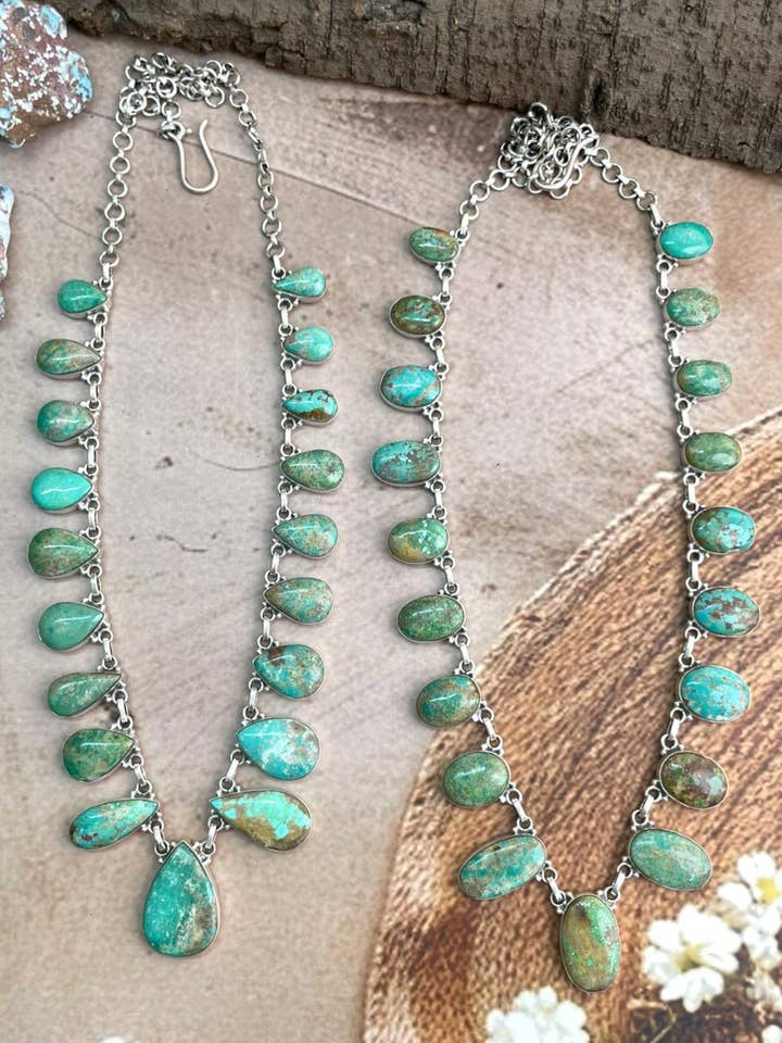 Collana in turchese con mantide in argento sterling fatta a mano con firma Nizhoni. per la vendita all'ingrosso da parte di Nizhonitradersllc