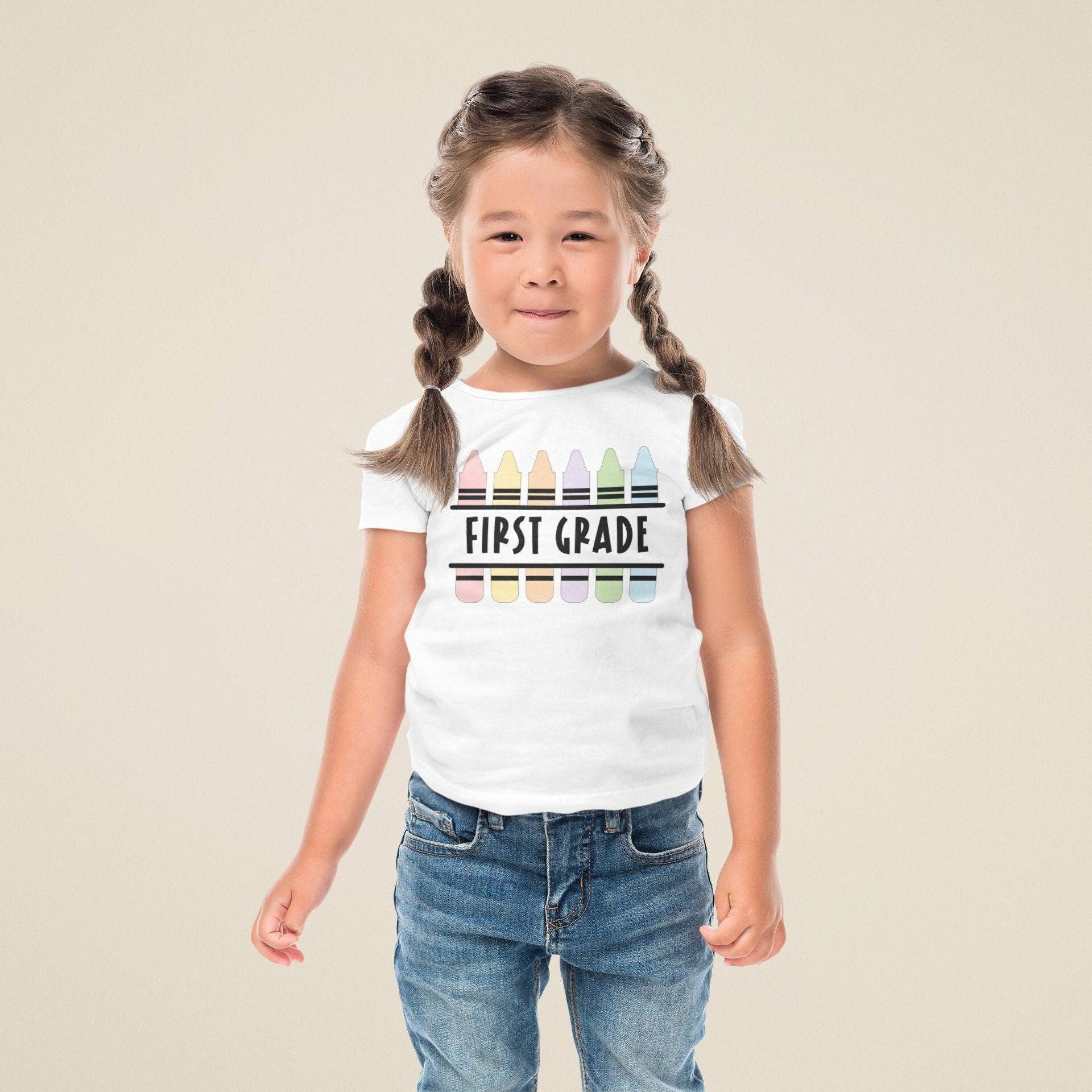 Fashion Within Boutique – Engroshandel T-shirt med serigrafitryk – til børn – Første klasse Crayon Crayola T-shirt Gaveidé til første skoledag0