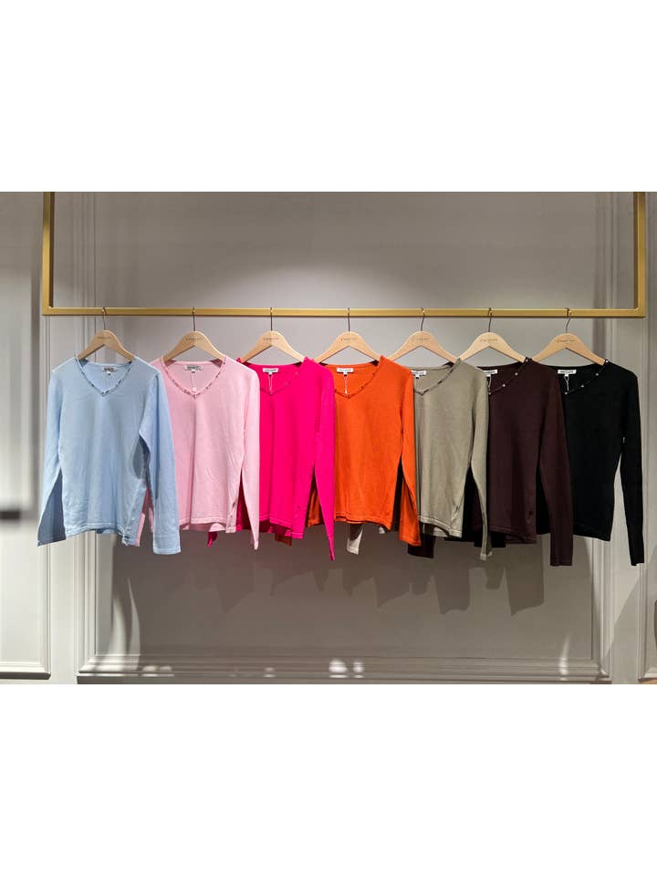 CHOKLATE PARIS - Wholesale Gebreide top - Dames - V-hals trui met pareldetails bij de hals - 21375