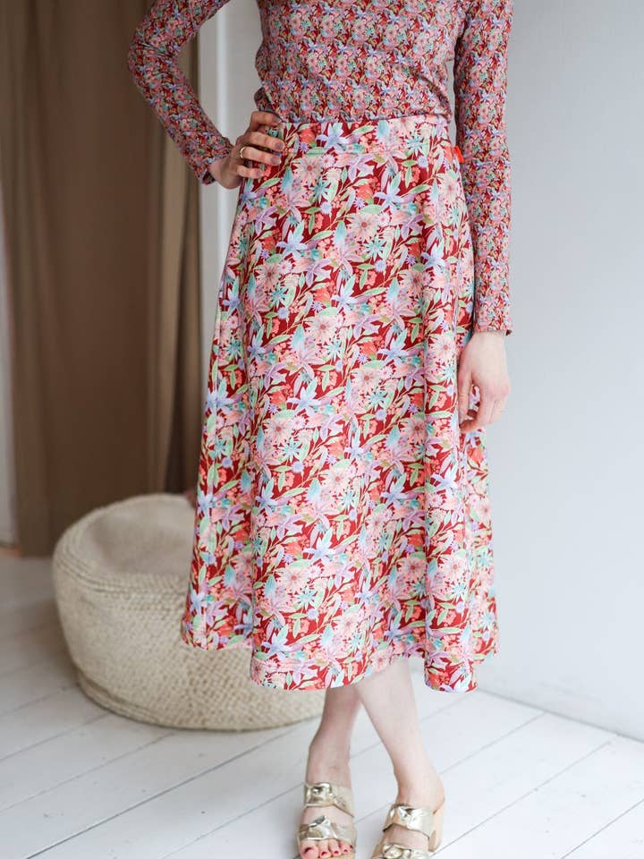 „Flower Meadow“ langer ausgestellter Rock aus Sweatshirtstoff | Vintage Rot für den Großhandel von aesthete-kidswear