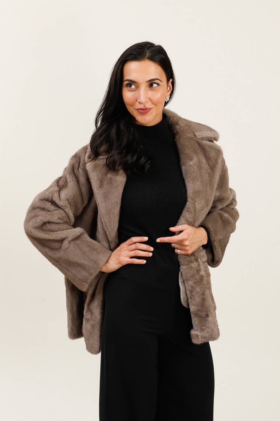 DIX-ONZE – wholesale Fur/faux fur coat – Women's – Soft Effect Fur Jacket – Chic & Versatility9