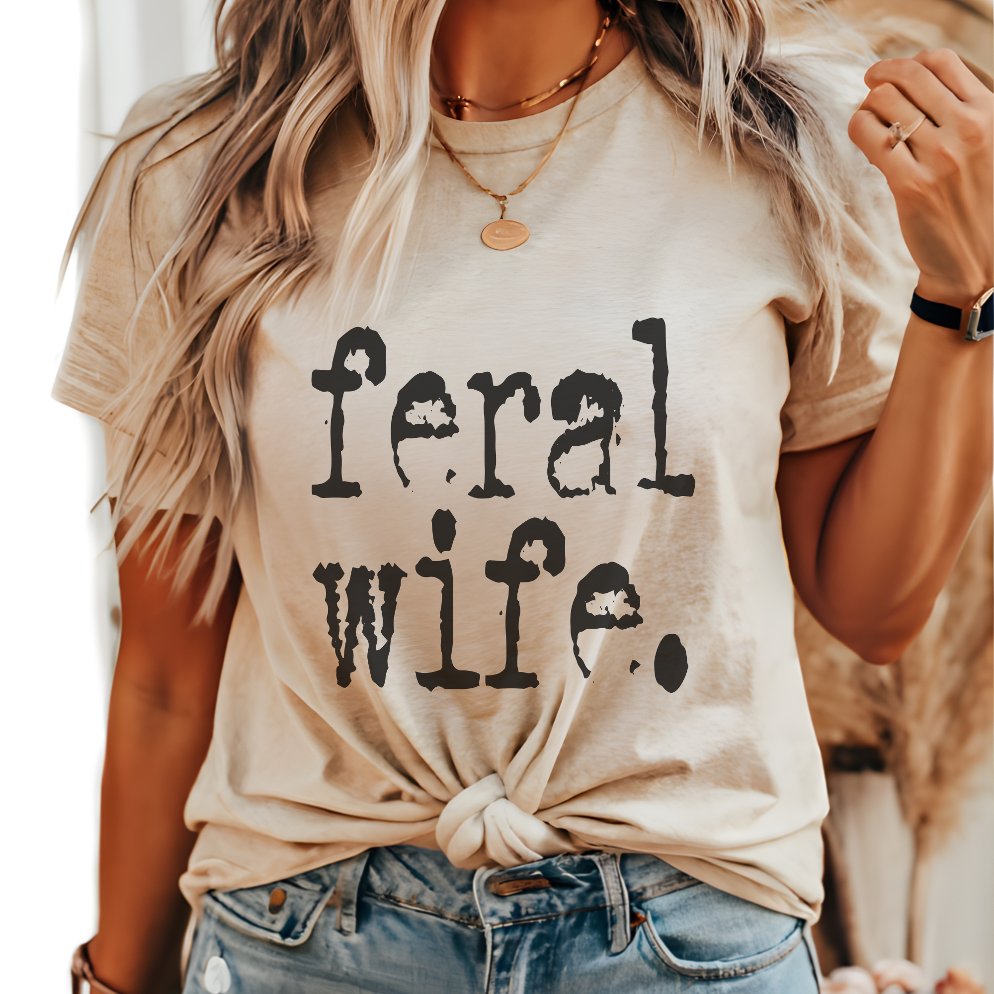 Trendznmore - Modern Graphic Apparel – wholesale T-shirt med logga - Dam – Feral Wife Distressed Typografi Rolig Grafisk T-shirt1