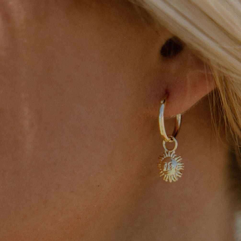 The Salty Gem – Großhandel Huggie-Ohrring – Tess & Sarah Hoops5