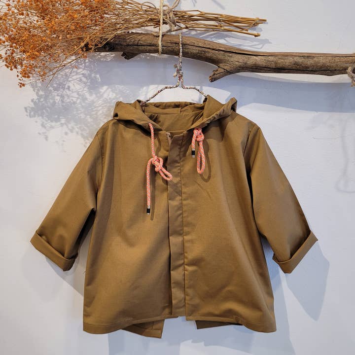 PARKA CAMMELLO CON CAPPUCCIO per la vendita all'ingrosso da parte di Mia y Lia