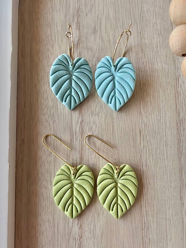 Orecchini in argilla di filodendro, orecchini Gloriosum per la vendita all'ingrosso da parte di SeizeTheClayJewelry