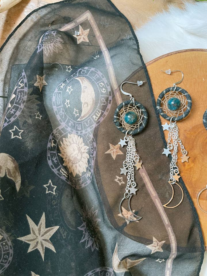 Ensemble de boucles d'oreilles Starry Night Dreamcatcher avec apatite pour la vente par Lutis Flower Creations