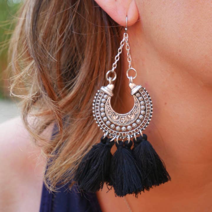 Bohemeinspirerede orientalske øreringe med sølvblonde og kvaster for engroshandel hos Boutique Bohème