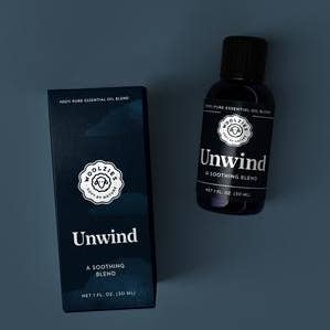 Abwickeln von ätherischem Öl für den Großhandel von Woolzies