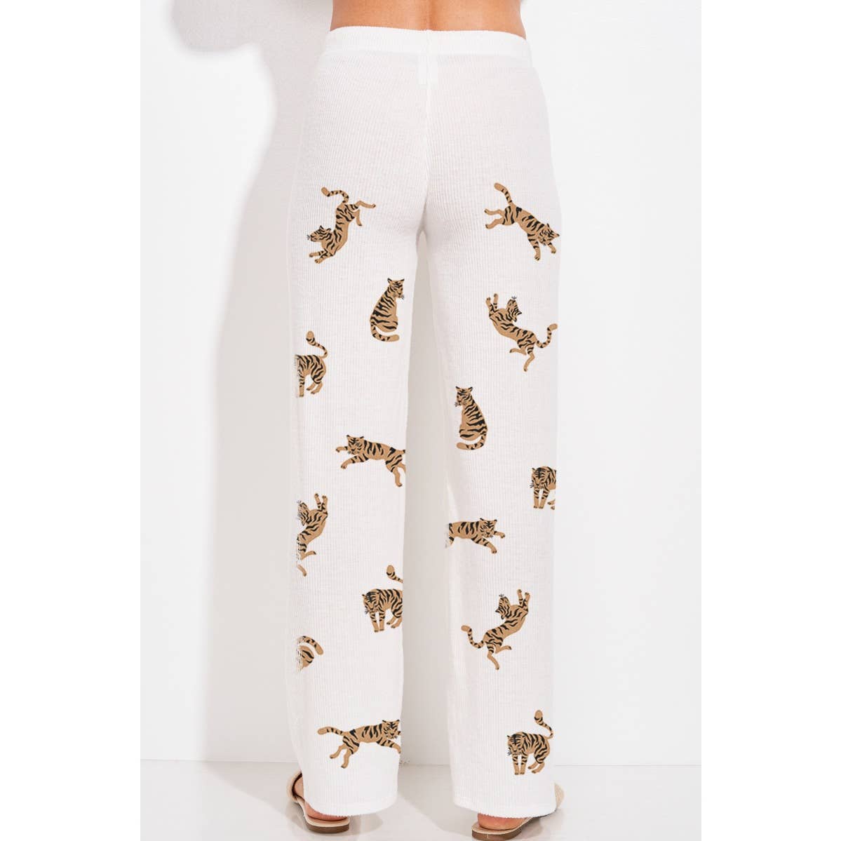 Phil Love – Großhandel Loungewear-Set – Damen – Phil Love Lounge-Set mit Kapuzenpullover und Allover-Tigerdruck13