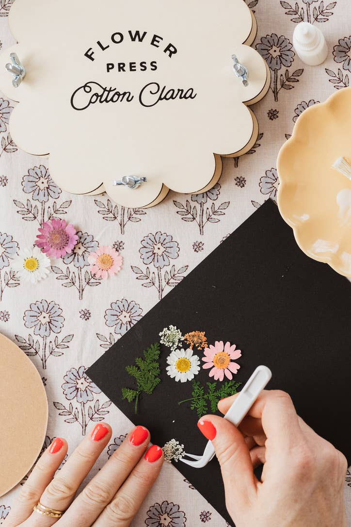 Cotton Clara Craft Kits & Supplies - Vendita all'ingrosso Kit per lavoretti fai da te - Kit per principianti per pressare fiori in legno con design circolare smerlato, strumenti e progetti4