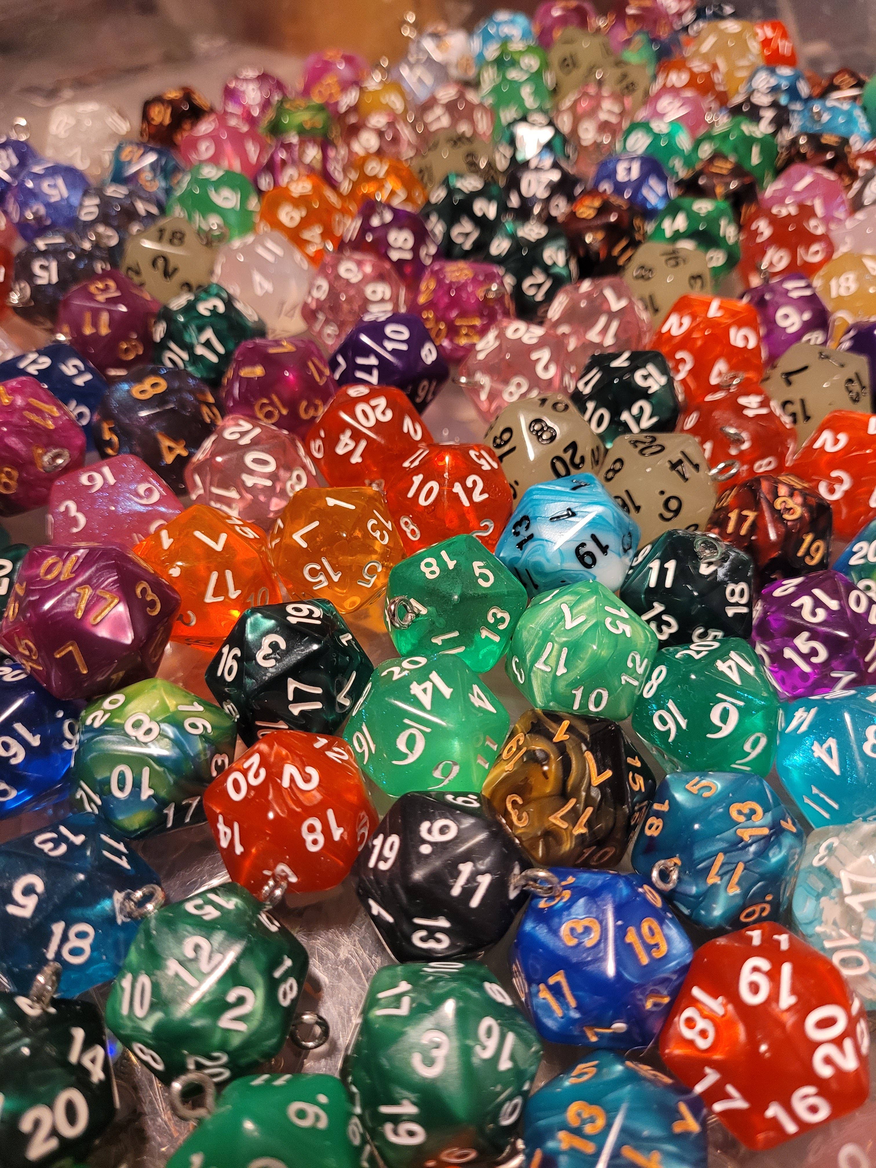 Con-Quest Crafts - Vente Porte-clés – unisexe - Porte-clés D20 en forme de dé TRPG avec mousqueton – Accessoires pour sacs et badges18