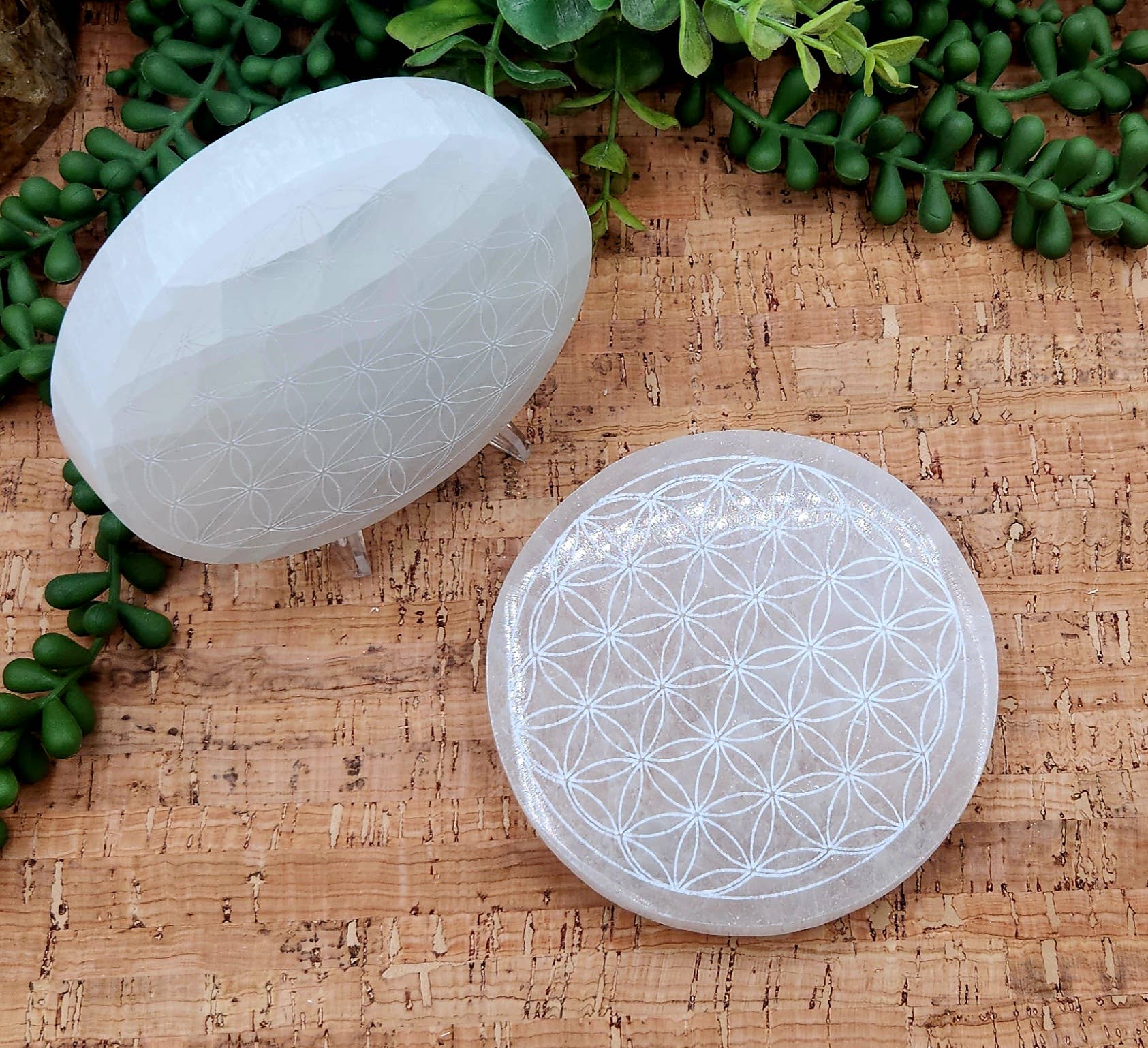 Meraki Gemstones - Wholesale Spirituele steen/kristal - Ronde opladingsplaat/onderzetter van seleniet - Gebeitst met Levensbloem, 8 cm2