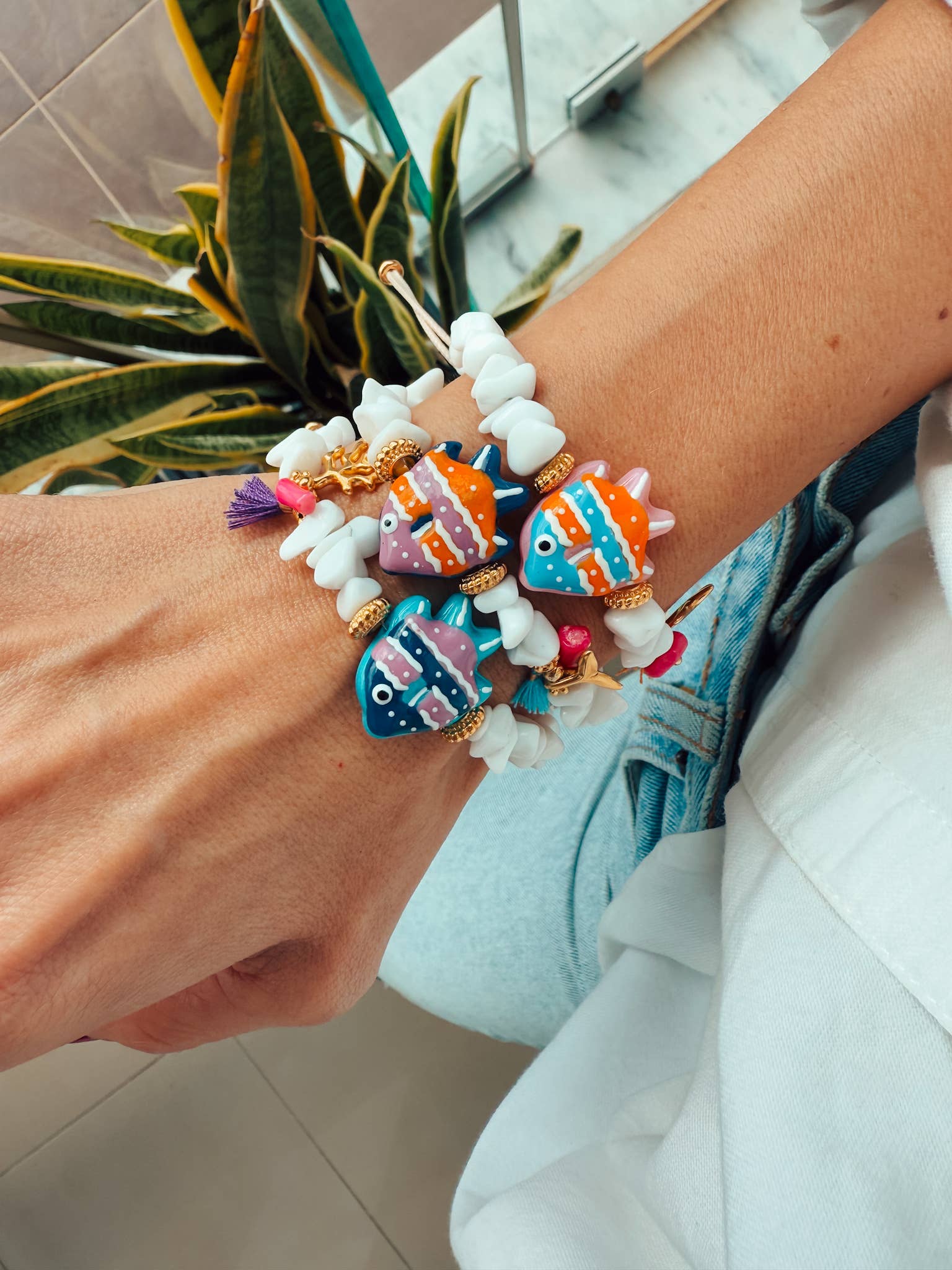 Goupi - Wholesale Charm/Dangle Bracelet - White Chip Bracelet with Colorful Exotic Fish1