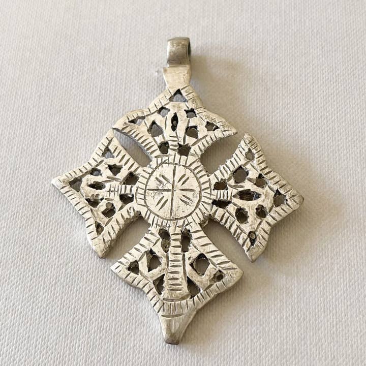 Deseta Design – Großhandel Schal – Unisex – Geometrischer Meskel-Seidenschal mit äthiopischem Muster — Schwarz und Rosa4