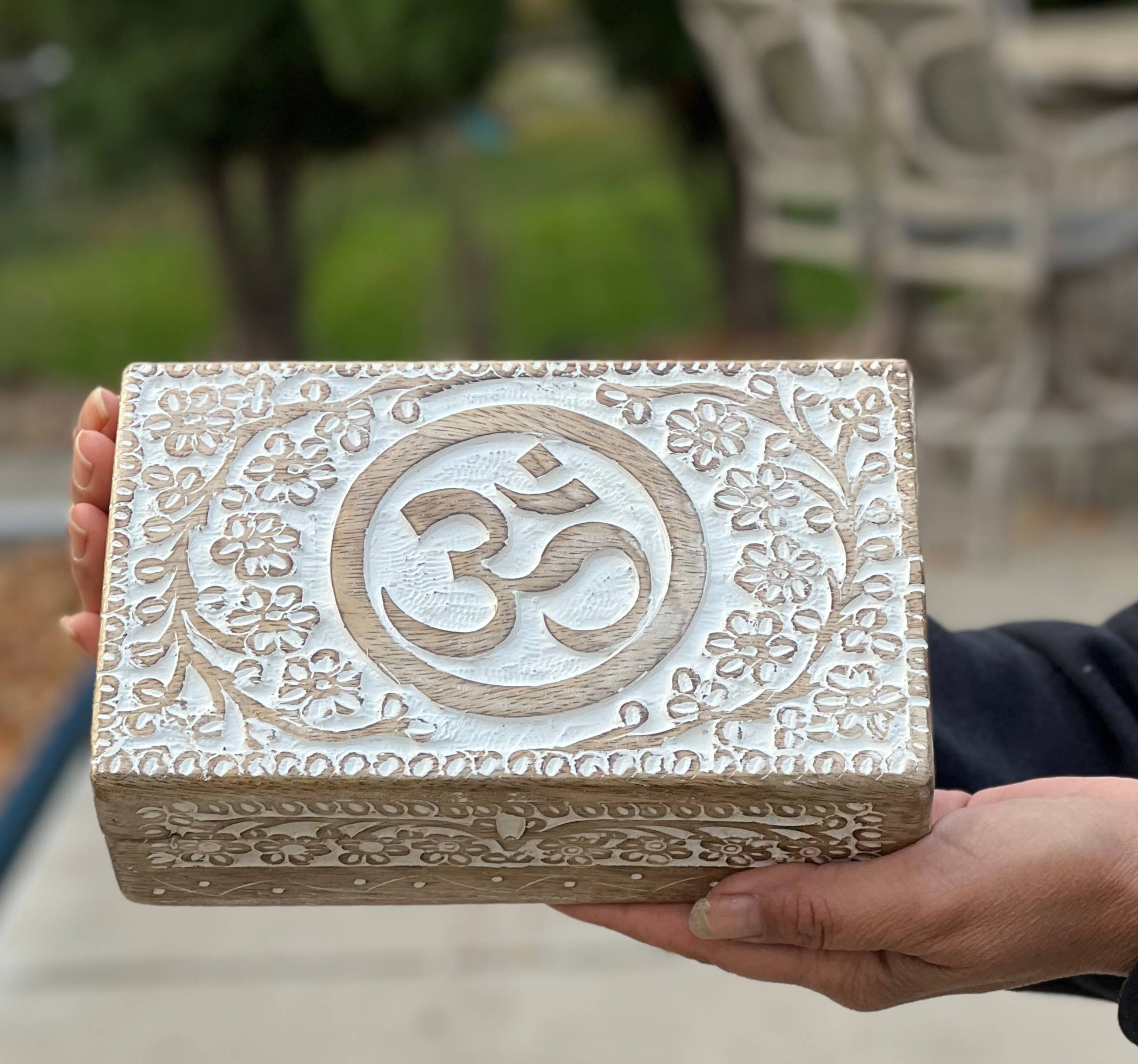 Lungta Imports – Großhandel Dekoschachteln – Hindu OM Handgeschnitzte Holzkiste zum Andenken4