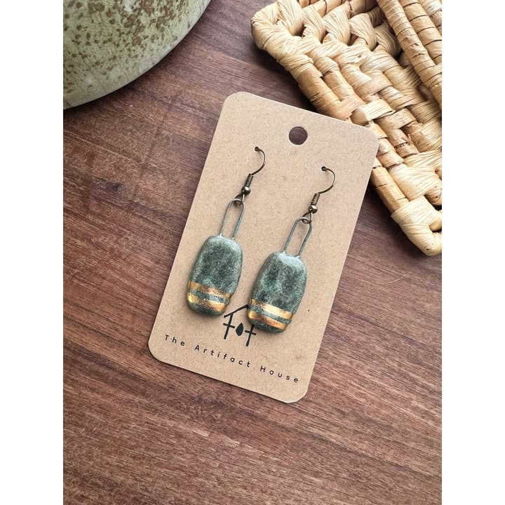 The Artifact House – wholesale Hängande örhängen – Örhängen med texturerad rundad rektangel i havsutsikt1