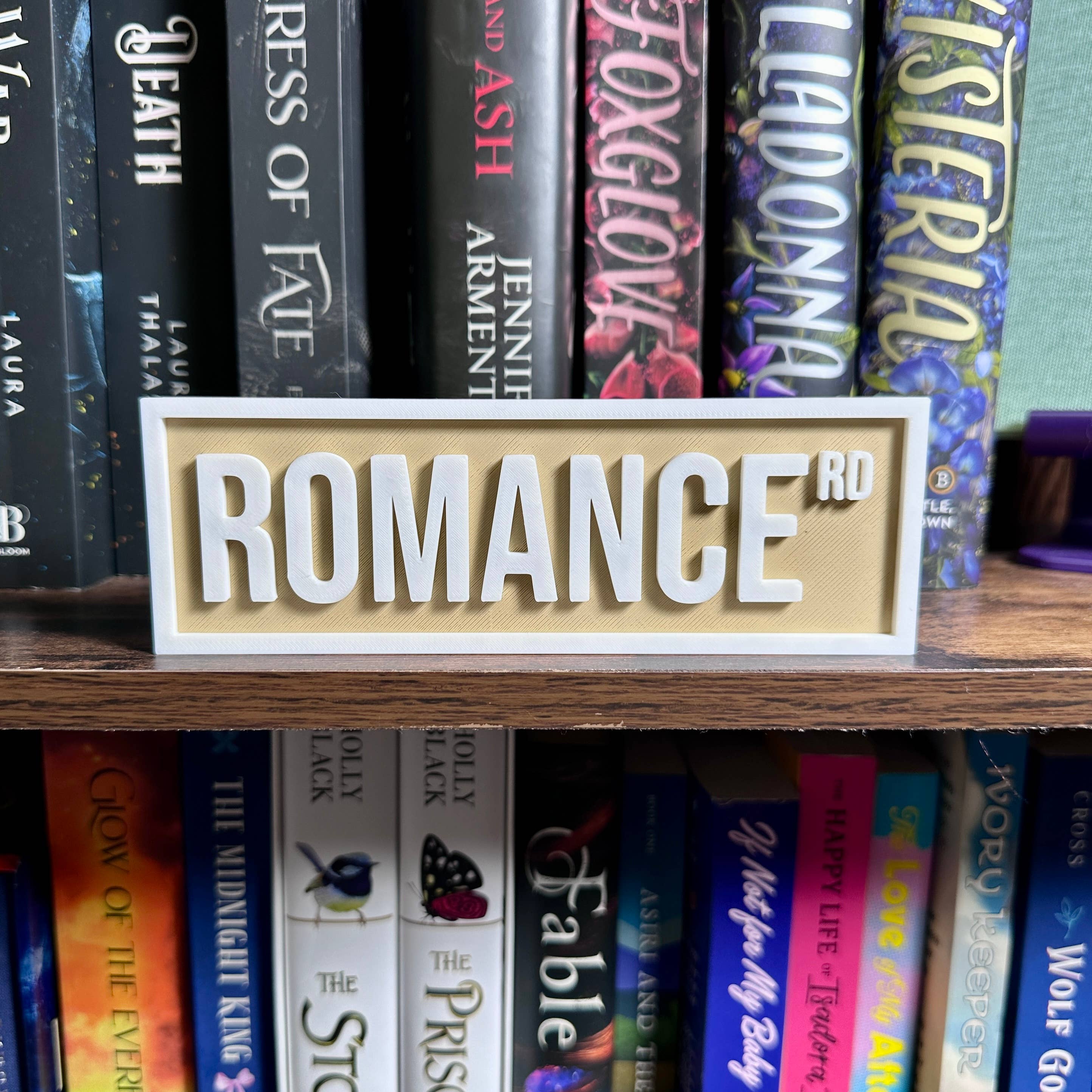 The Crafted Nook – wholesale Skylt – Romantisk Gatuskylt | Bokhyllainredning4