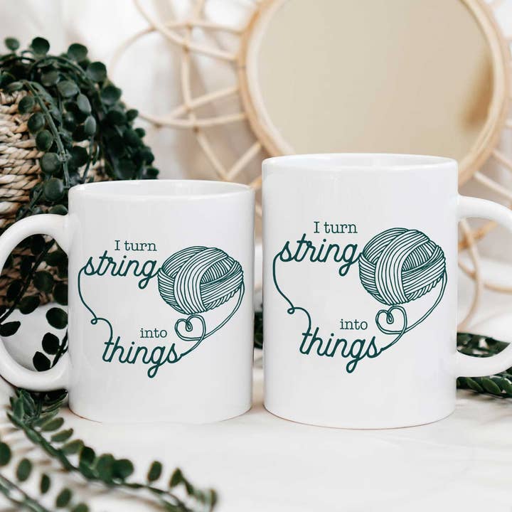 Caneca I Turn String Into Things por atacado de Shop Intaglio