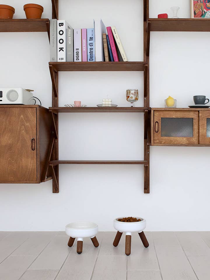 Table pour animaux surélevée Oreo en bois. Noyer. Haut pour la vente par Pets So Good