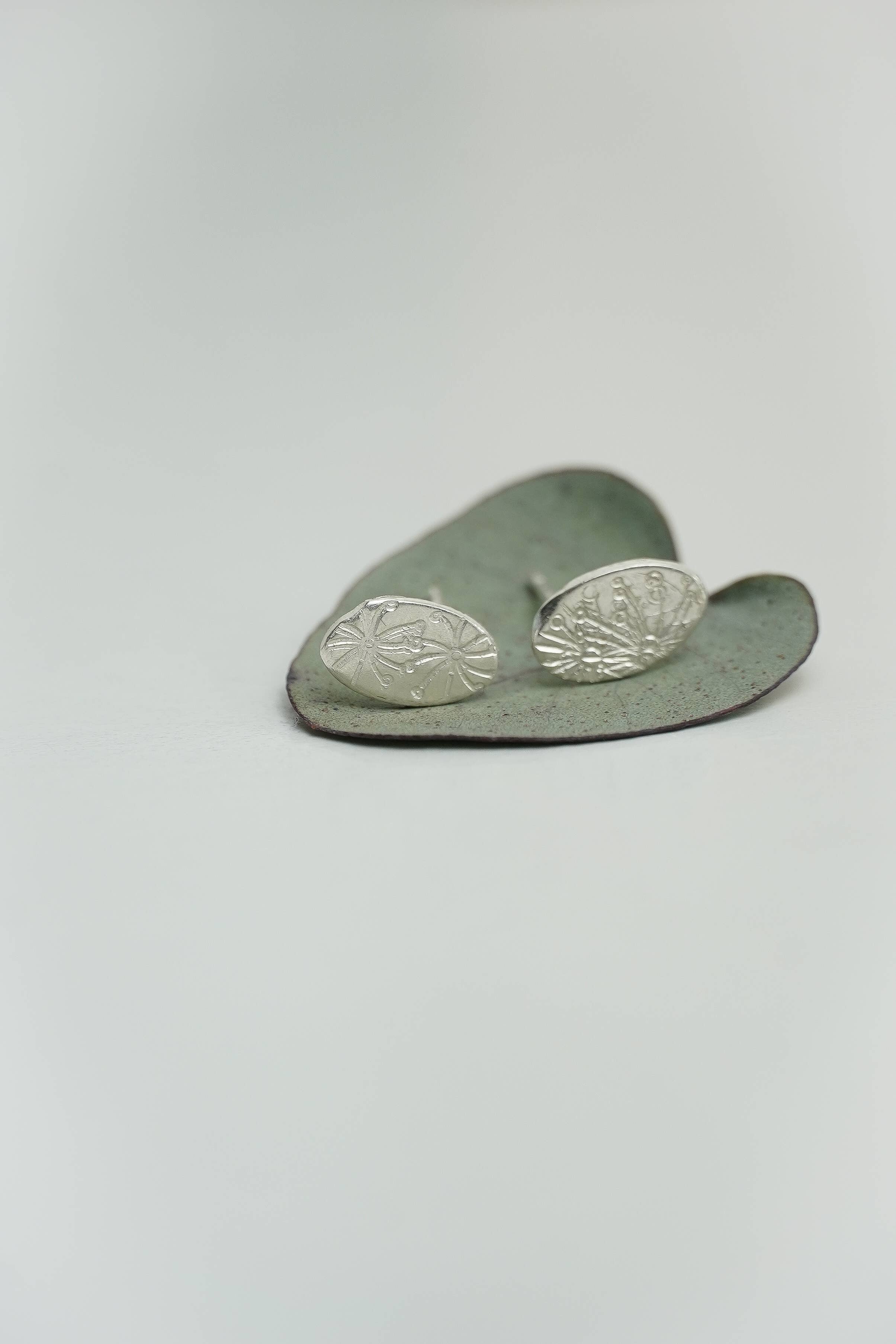 Sarah Munnings Jewellery - Vendita all'ingrosso Orecchini a bottone - Borchie a petalo4