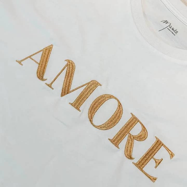 T-shirt AMORE con ricamo dorato per la vendita all'ingrosso da parte di Mamée Créa