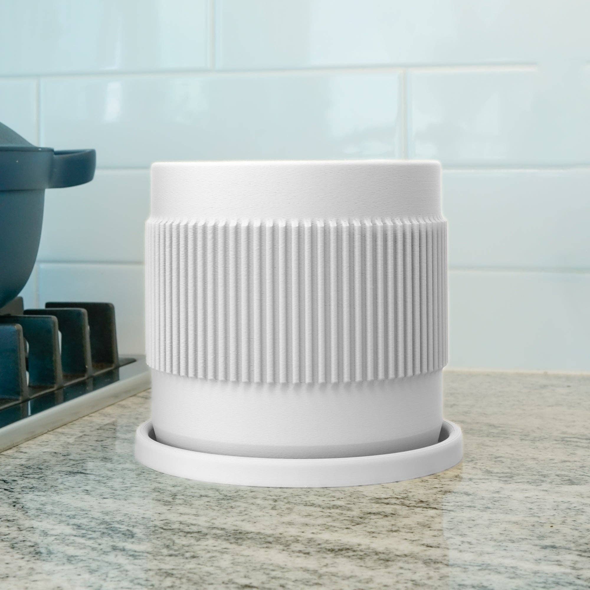 Rosebud Homegoods - Venta al por mayor Macetas - Macetero acanalado de medio siglo con drenaje y platillo1