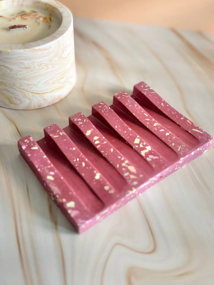 Geometrisk moderne sæbeholder i eco-resin - Spring Dalia for engroshandel hos Kookie