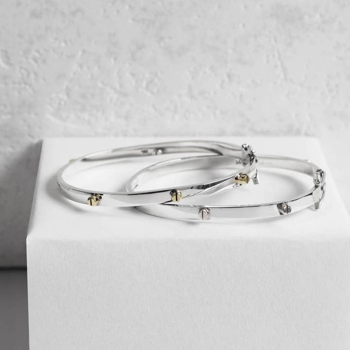 Silver och guld upphöjd skruv Silver Bangle för wholesale av Otis Jaxon London