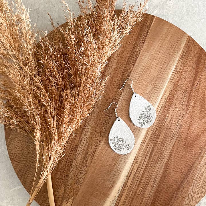 Boucles d'oreilles en forme de larme en relief (petit) pour la vente par Oaks and Cotton