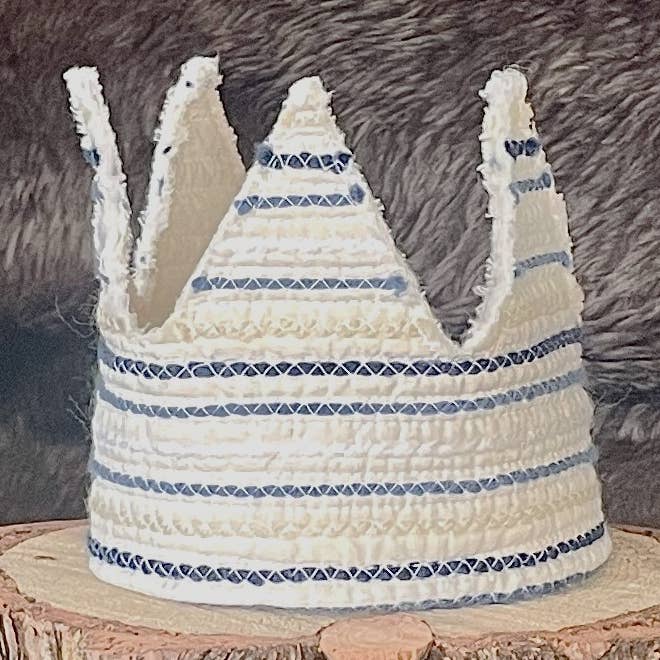 Couronne matelassée en coton à rayures bleues pour tout-petits, ajustable pour la vente par A Thousand Freckles