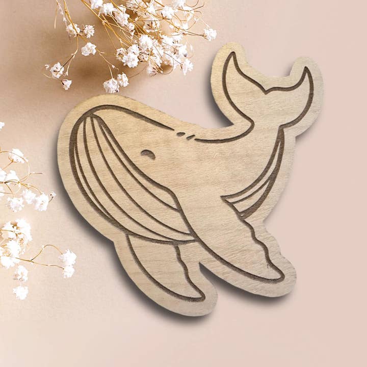 Décoration en bois en forme de baleine pour maison nautique, décoration de maison de plage pour la vente par The Fairy Paintbox