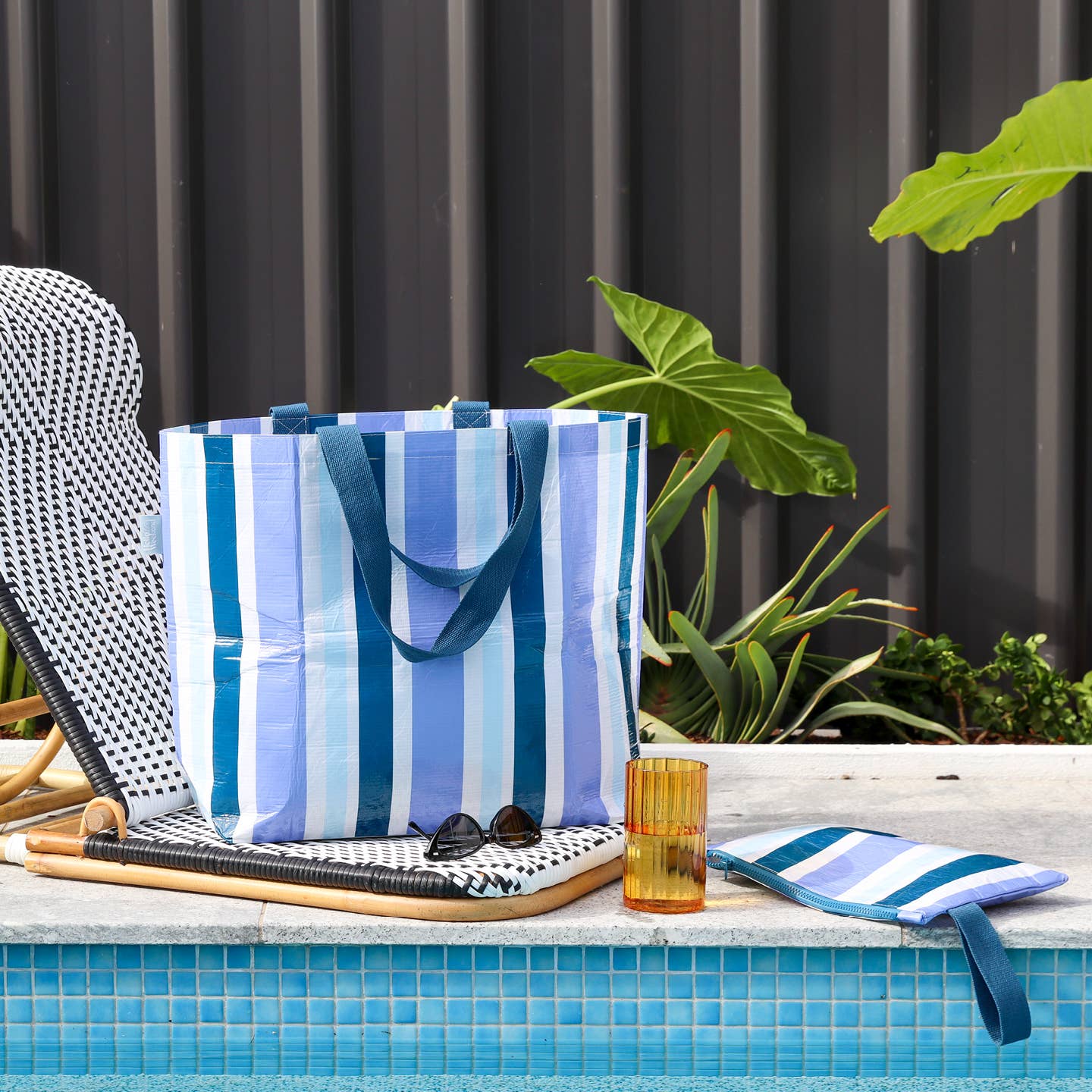 Hello Weekend - Wholesale Tote bag – Women's - Blue & White Hamptons -  Large Tote Bag with  Zip Pocket7