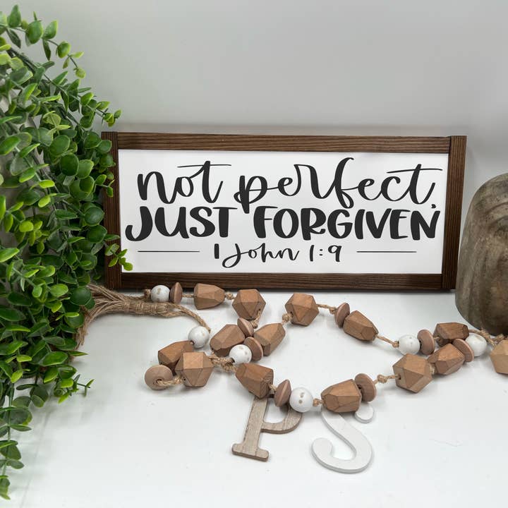 Ikke perfekt, bare tilgivet - træskilt for engroshandel hos Plain&Simple Decor