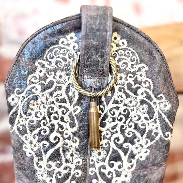 Pendentif en douille de balle en laiton usé, breloque pour botte ou sac pour la vente par Brand Dandee