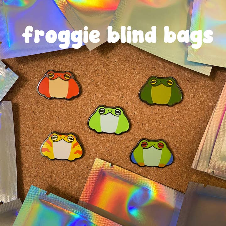 Sachets surprises de pin's émaillés Froggie pour la vente par Peachie Kei