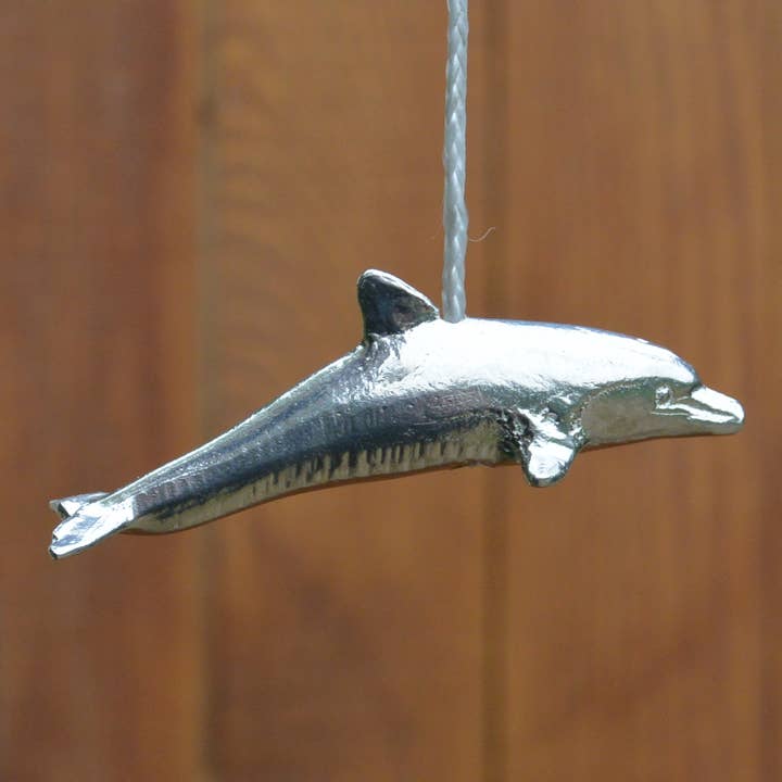 Tirante per luce in peltro a forma di delfino che si tuffa, realizzato a mano da William per la vendita all'ingrosso da parte di William Sturt Fine Pewter
