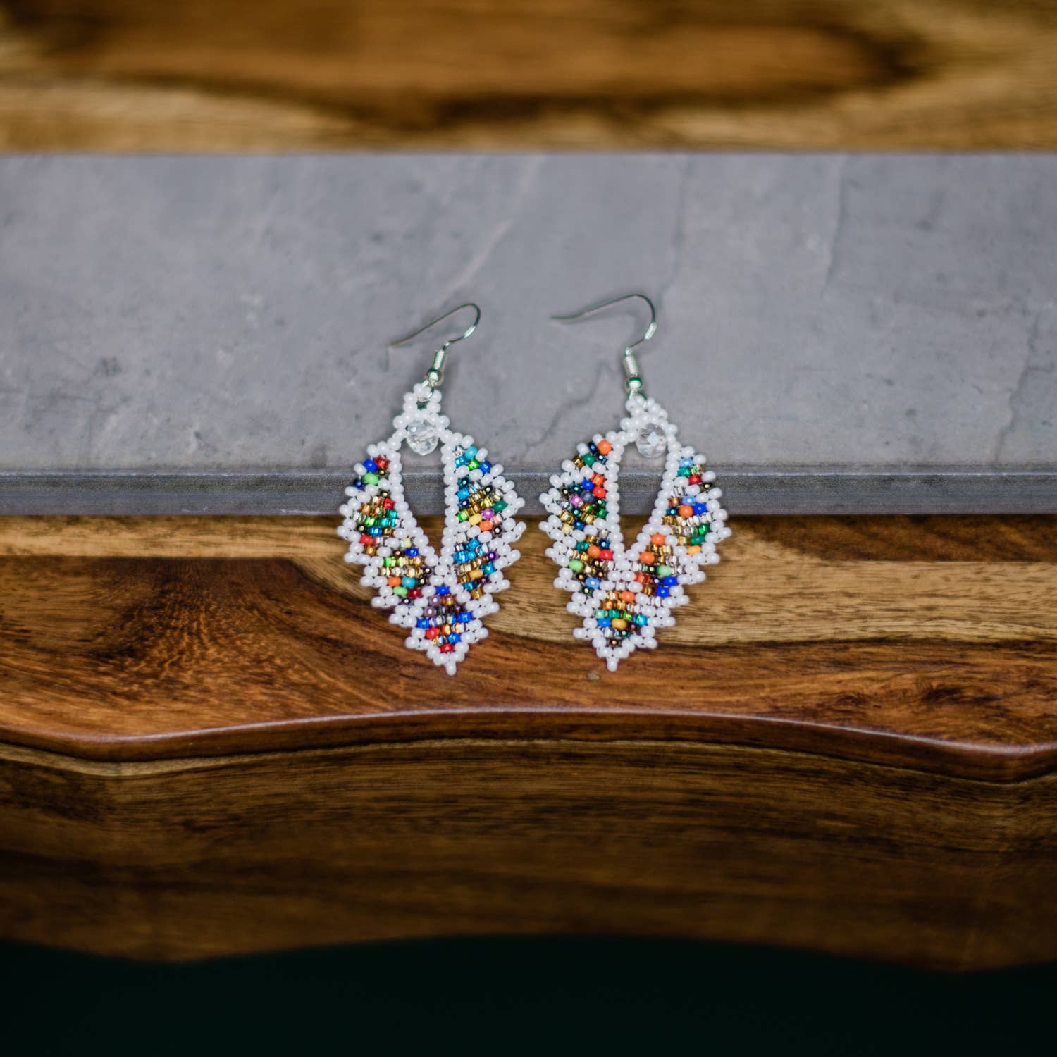 Lucia's Imports - Vente Boucles d'oreilles pendantes - Boucle d'oreille en mosaïque blanche4