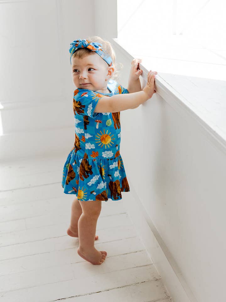 BJÖRN-IG BLÅA HIMLARS DRÖM BODYKLÄNNING för wholesale av Dream Big Little Co.