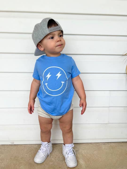 T-shirt pour tout-petit Bolt and Beam Smiley Face | T-shirt graphique unisexe pour enfants | Smiley éclair | Cadeau unique pour enfants pour la vente par The Mini Mart Studio