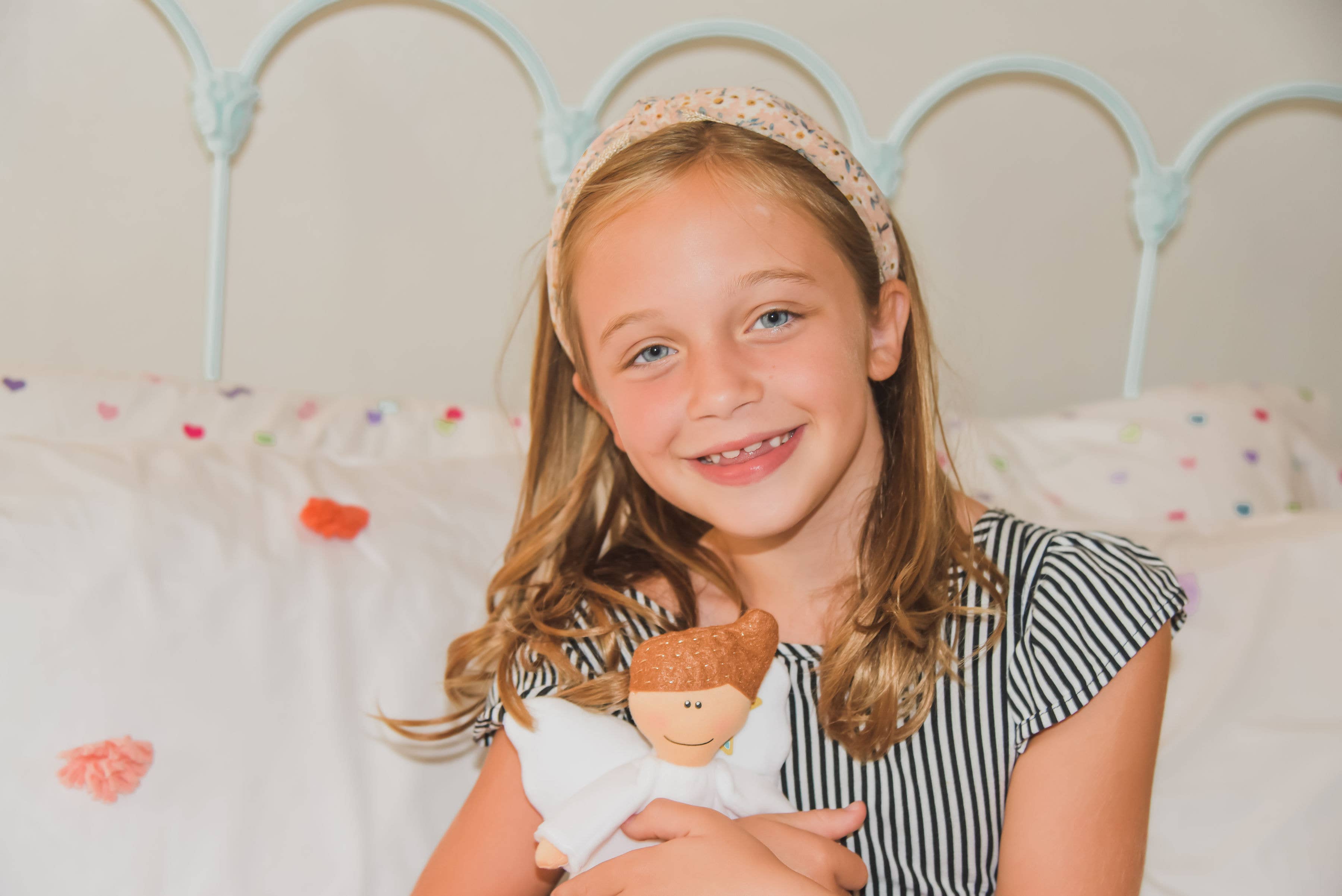 The Angel Gift Company – Großhandel Kuschel-/Plüschtier – Kind & Baby – Angel Plüschpuppe - Mädchen mit hellbrauner Haut und dunklen Haaren4