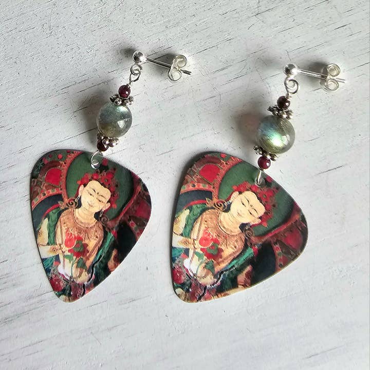 Boucles d'oreilles Guitar Pick - Art asiatique japonais et perle de labradorite pour la vente par Divine Dragon Designs