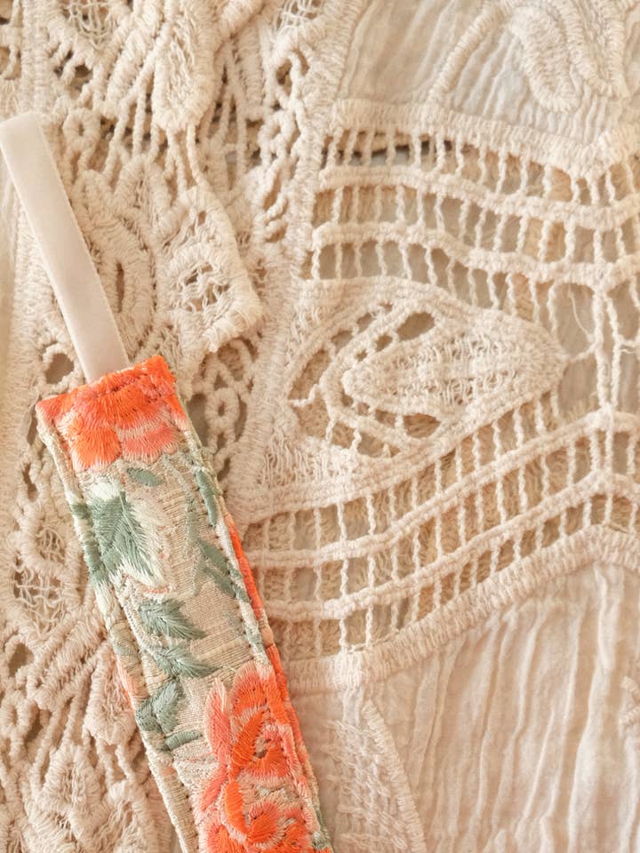 Attache-tétine fait main / Clip tétine ROSE PÊCHE pour la vente par La N'atelier