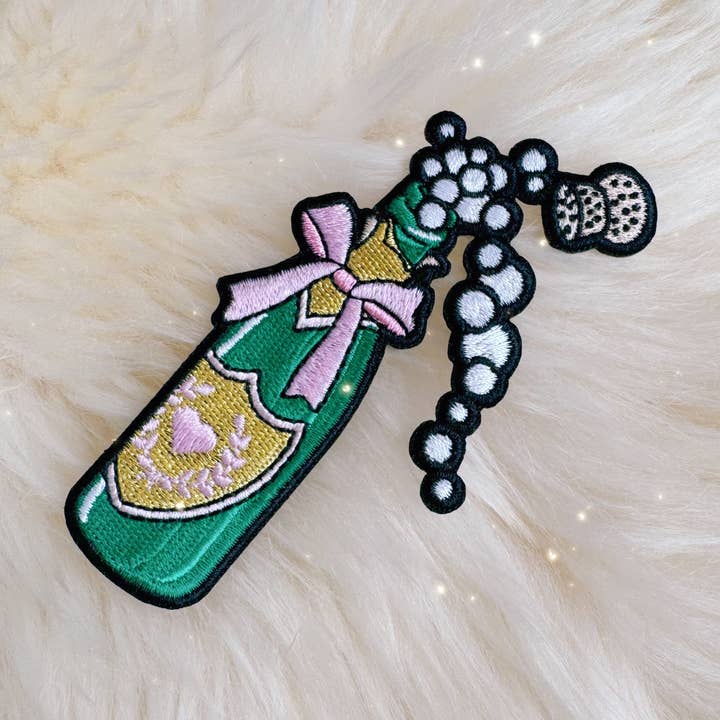 Bottiglia di champagne con toppa a fiocco per la vendita all'ingrosso da parte di Wildflower + Co.