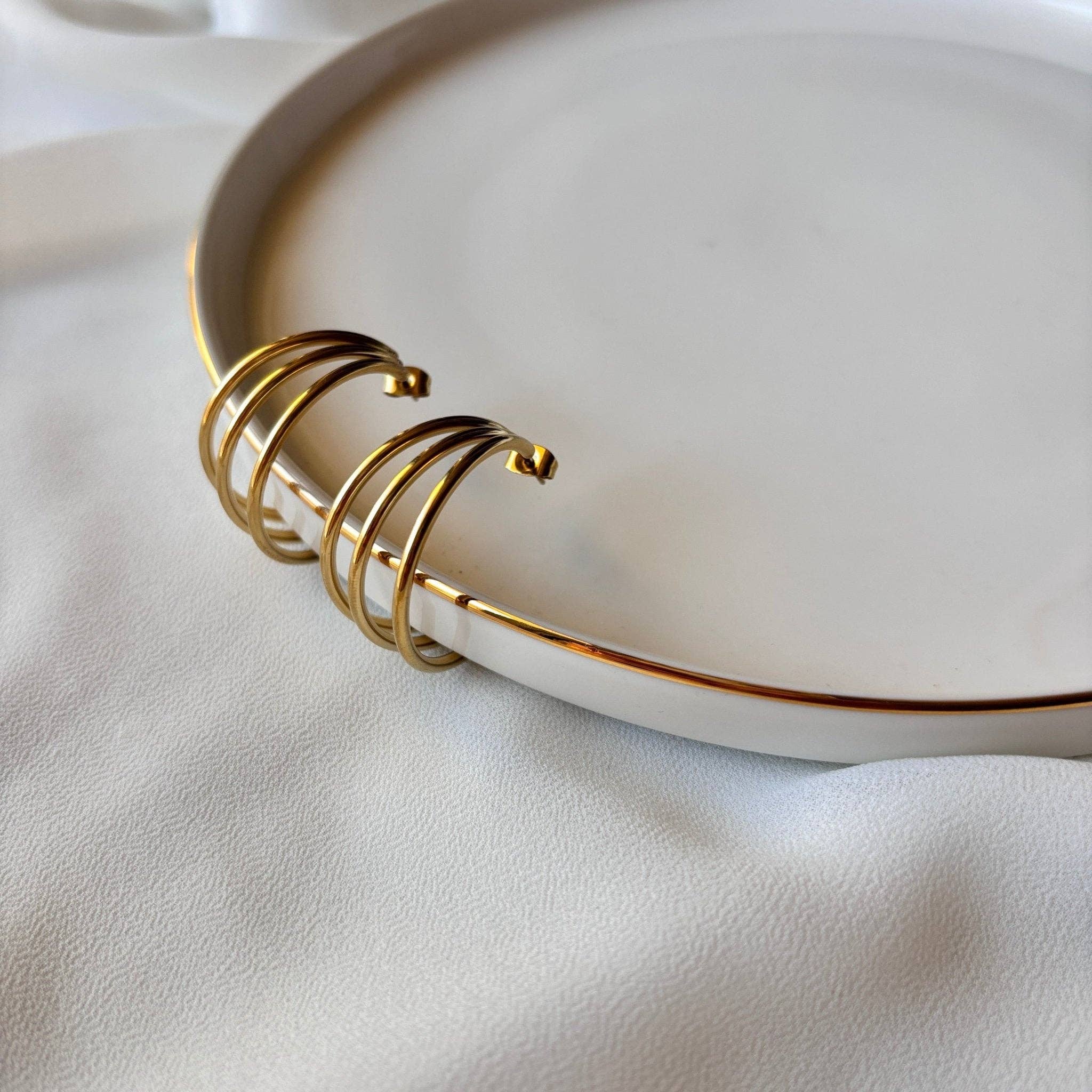 DUESTELLE ITALIA – Engroshandel Hoops – TRILOGY - Øreringe i guldbelagt stål7