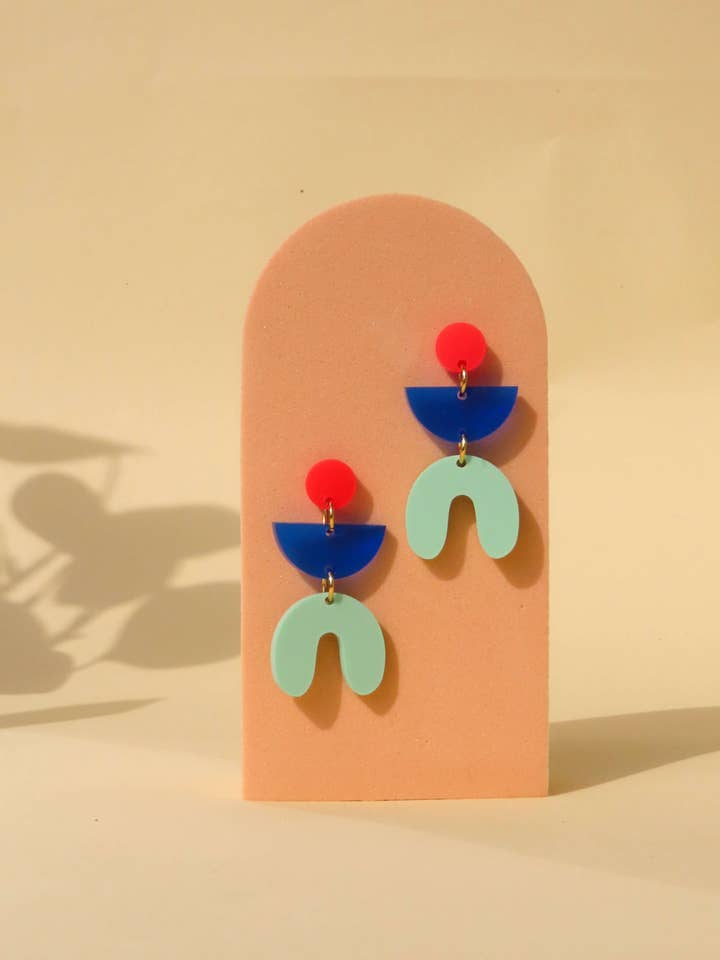 Brincos statement Josie em vermelho fogo, azul tinta e verde claro por atacado de Niemalsmehrohne